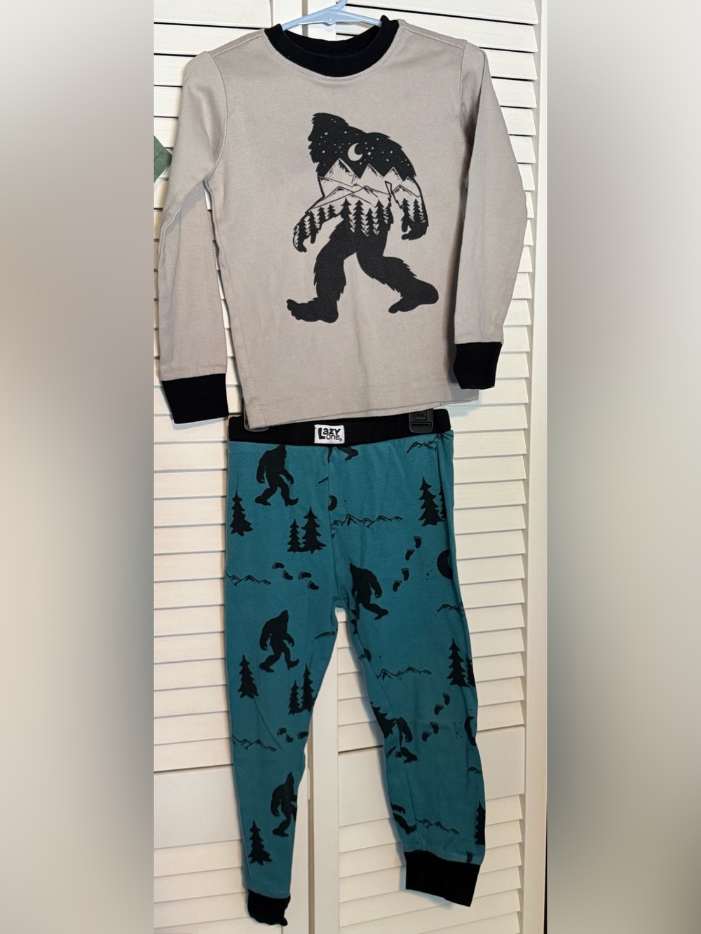 Bundle of 2 4T Alaska T-Shirts, and 1 4T Alaska pajama set - Picture 12 of 16